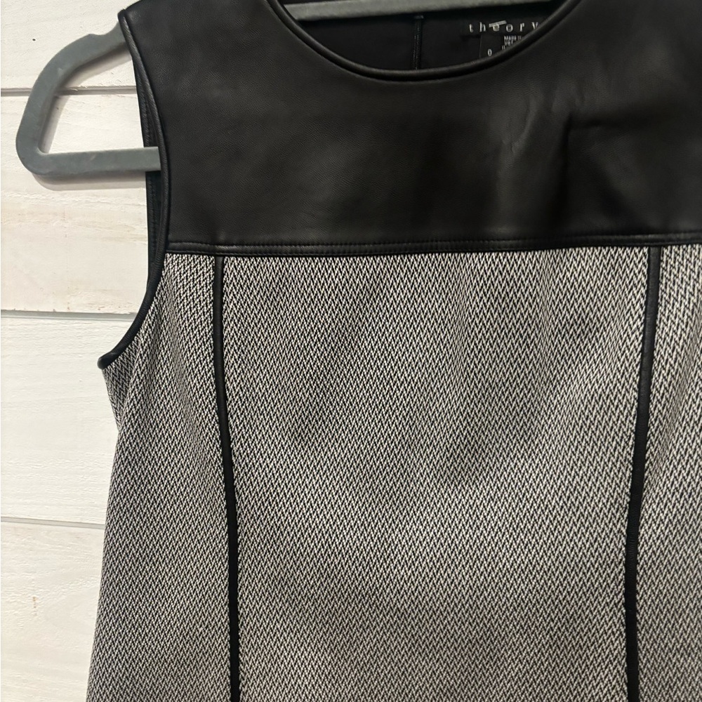 Theory Modern Seamed Shell
Leather Detailing Black and Gray in size 0 - Picture 8 of 14